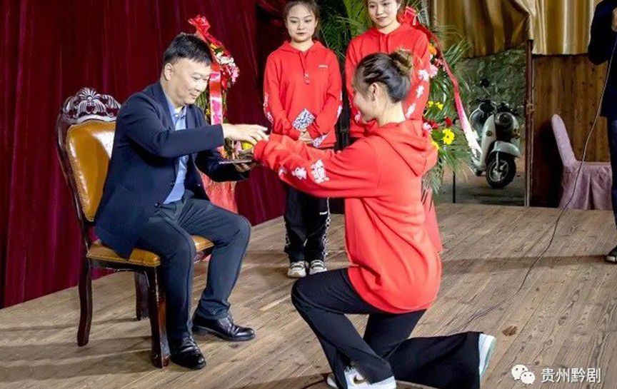 薪火相傳 國家級非遺黔劇傳承人朱宏再添三名愛徒