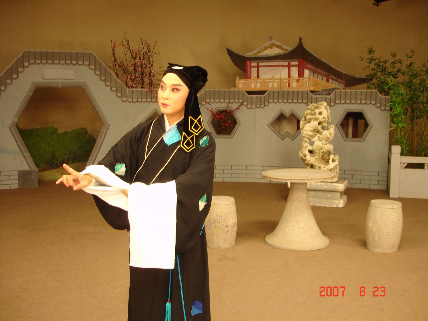 方卿家貧投親來到襄陽，孰料在壽堂被嫌貧愛富的姑母羞辱，負氣離去，表姐陳翠娥趕到花園苦留不住，暗將價值連城...