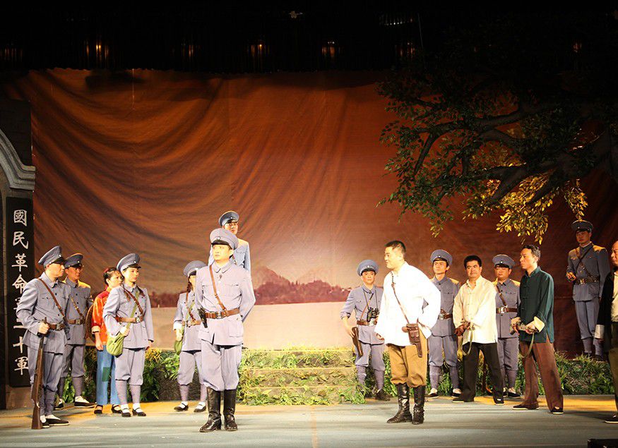 南湖的燈光，昭示著中國革命新的啟航。在漫長的革命征途中，共產黨人決定武裝反抗，以革命的武裝力量去推翻反革...