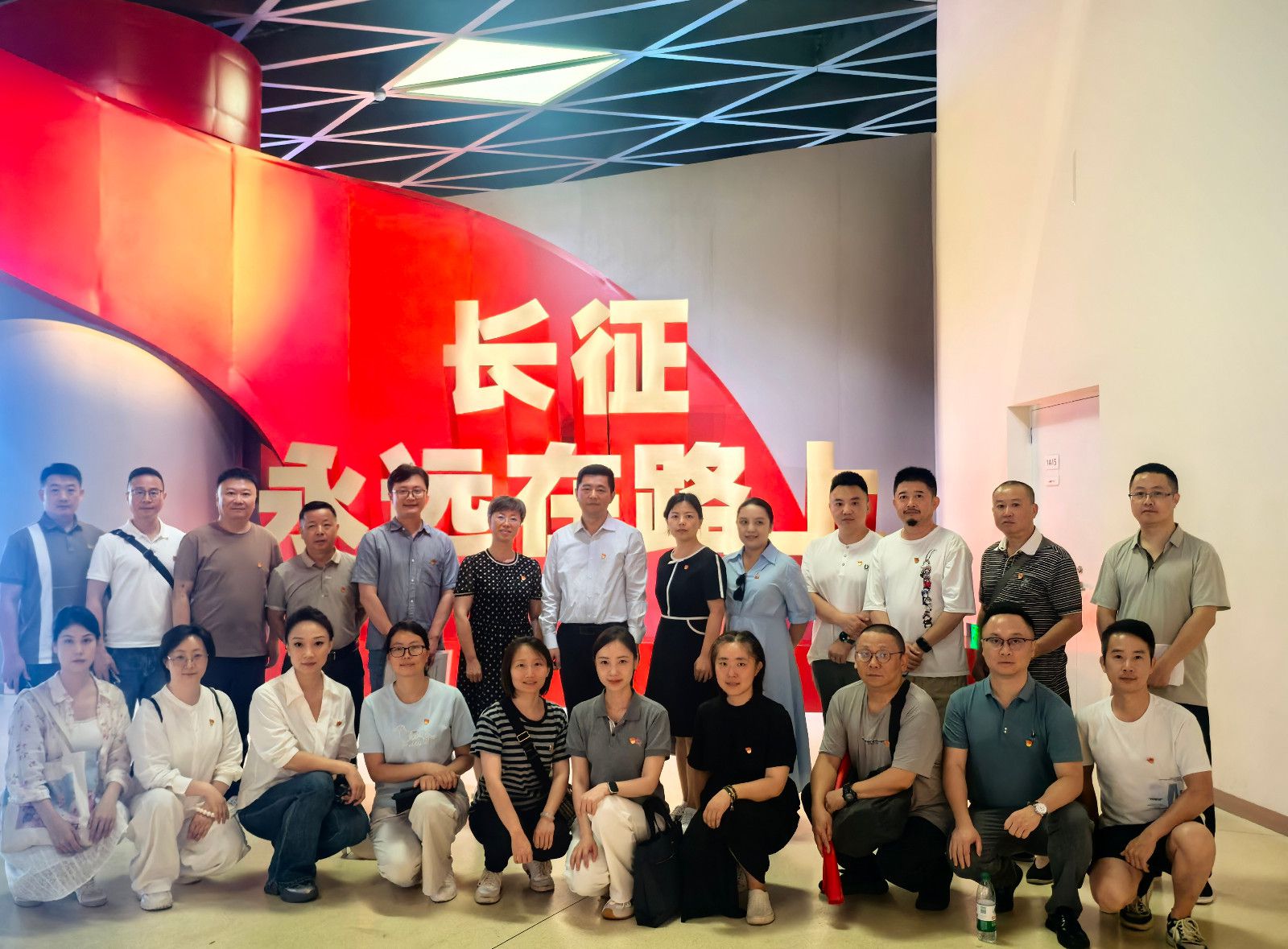 貴州省文化和旅游廳藝術和非遺聯合黨支部、人事處黨支部、貴州省黔劇院第一黨支部全體黨員于2025年7月18日下午在多彩貴州城全域行浸式數字科技體驗館開展了&ldquo;紅色基...